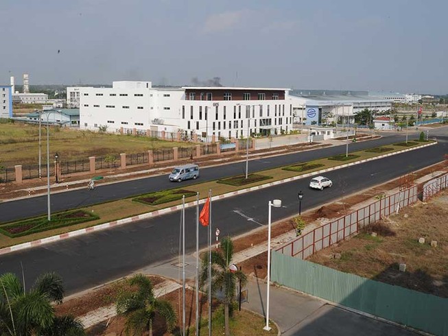 Miếng bánh đất nhà xưởng nhiều người tranh