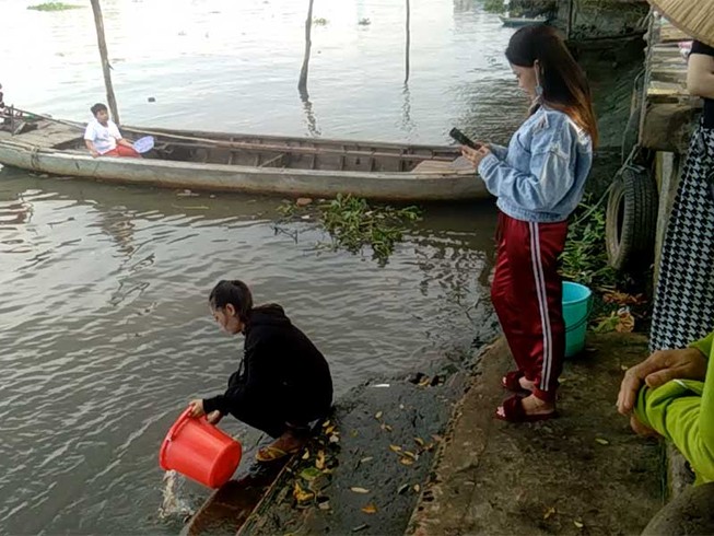 Bắt cá phóng sinh còn hành hung Phật tử, đánh công an