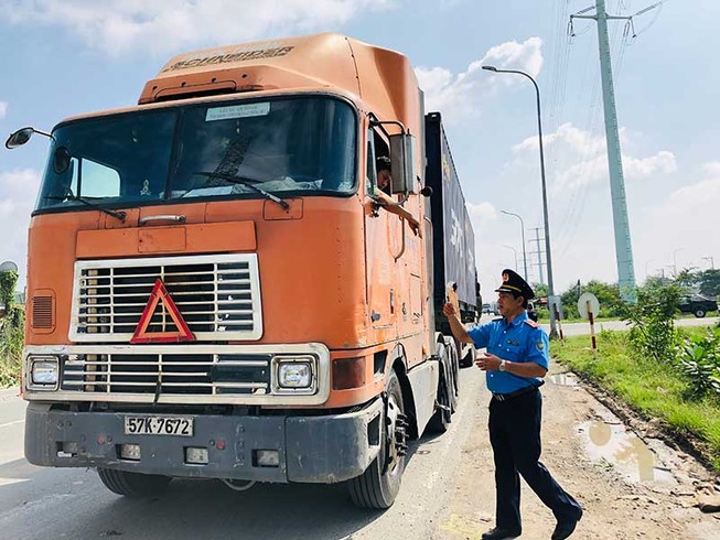 Lúng túng xử phạt tài xế xe container không gài chốt
