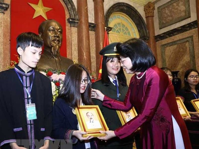 Tuyên dương học sinh, thanh niên dân tộc thiểu số xuất sắc