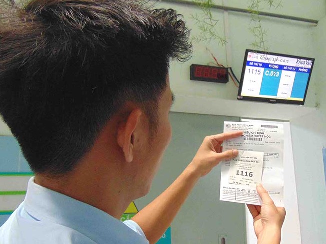 Bệnh nhân hết phải nghe giọng the thé gọi tên