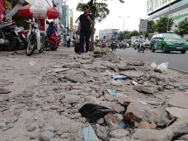 Vỉa hè bị bong tróc