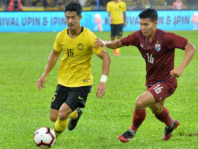 Thua ngược Malaysia 1-2, Thái Lan bị Việt Nam lấy ngôi đầu