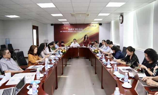 Với công chứng viên, lẽ nào một là tiền, hai là tù!