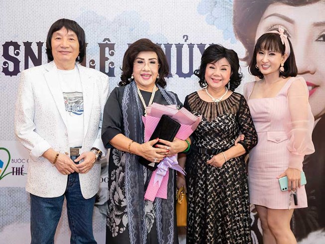 Cô đào Lệ Thủy dễ thương chân chất