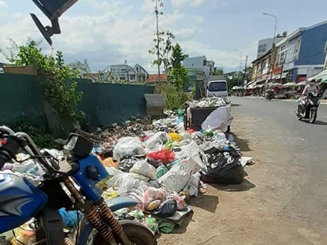 Dân bức xúc vì rác ùn ứ cả tháng trời