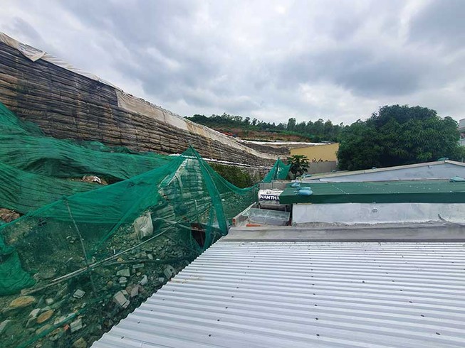 Dân lại kêu cứu vì tường chắn khổng lồ trái phép