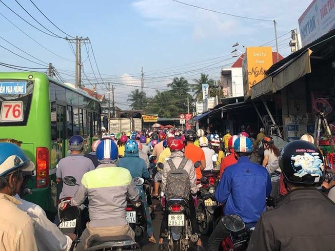 Hàng loạt cầu đường ‘tắc tị’ vì vướng mặt bằng