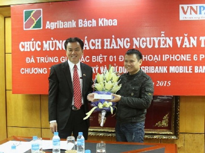 Agribank trao Smartphone cho khách hàng trúng thưởng