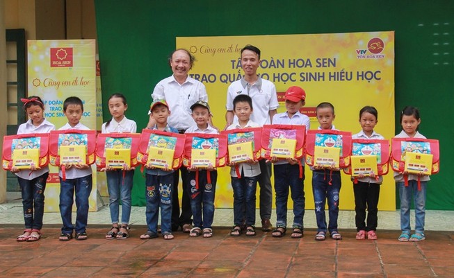 Tôn Hoa Sen – Cùng em đi học: Chắp cánh ước mơ bay xa