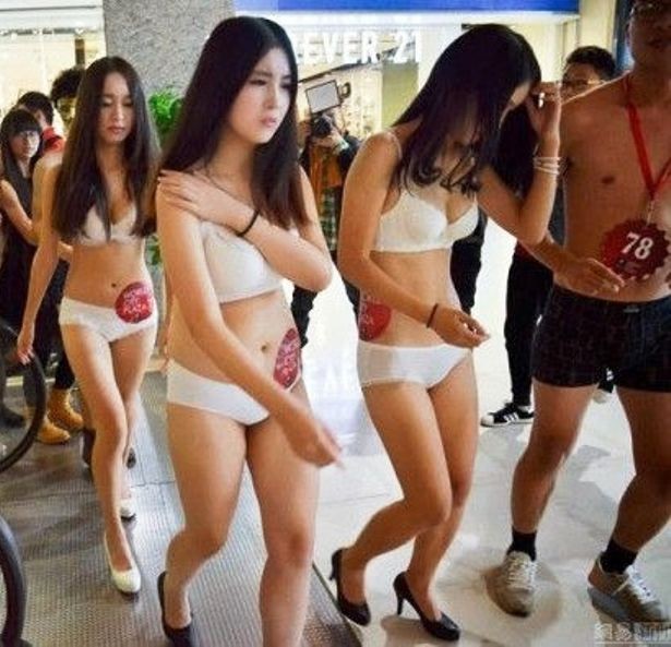 Siêu thị Trung Quốc miễn phí cho khách hàng chỉ mặc … đồ lót