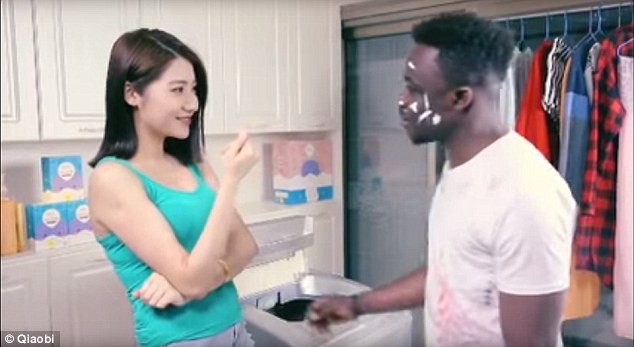 Hãng bột giặt Trung Quốc xin lỗi vì quảng cáo 'phân biệt chủng tộc'