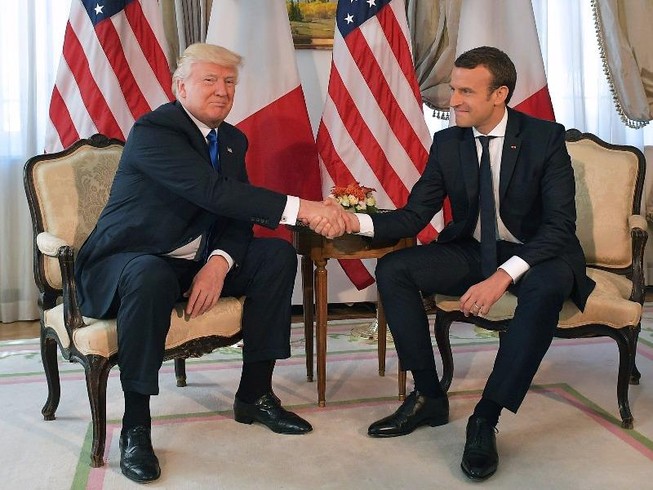 Ông Macron lý giải vụ 'gồng mình' bắt tay ông Trump