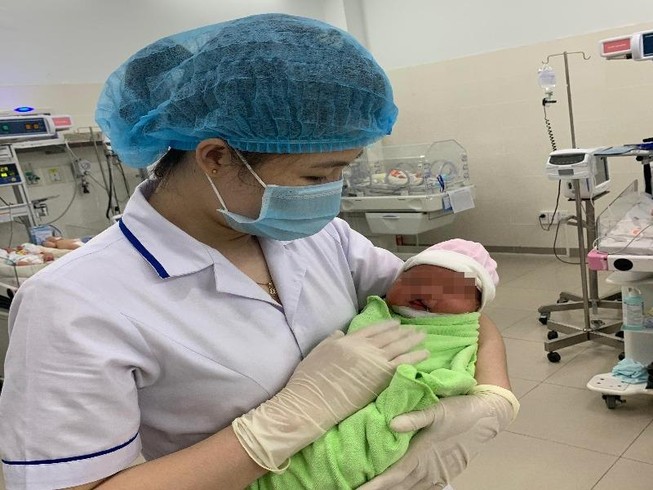 Thương tâm: Bé sơ sinh dị tật bị bỏ lại bệnh viện