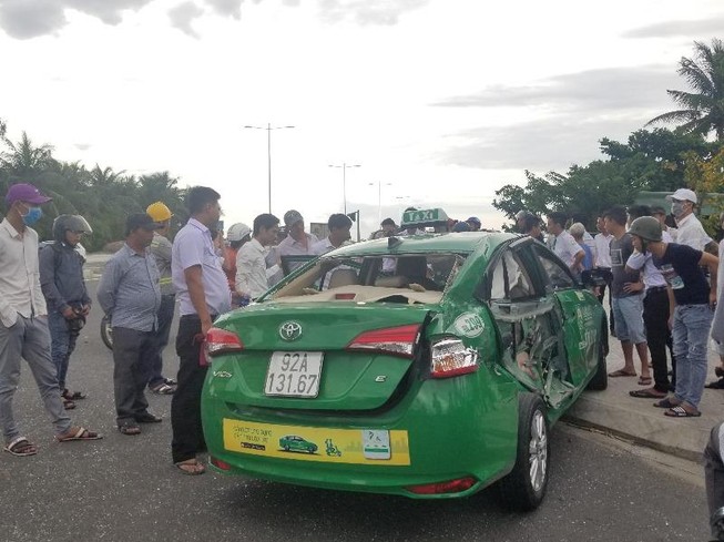 Va chạm giữa taxi và xe tải, 1 hành khách tử vong