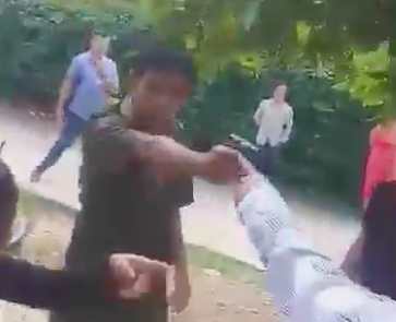 Phó công an xã rút súng chĩa vào dân
