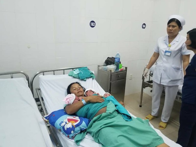 Sản phụ sinh thường ba bé chỉ trong vòng 10 phút