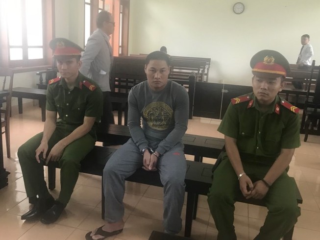Hiếp dâm con gái riêng của vợ bất thành rồi van xin