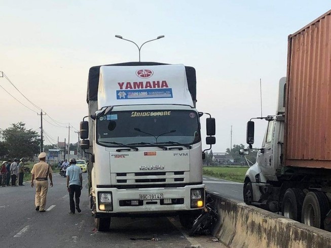 3 nữ học sinh bị thương nặng sau va chạm với xe tải