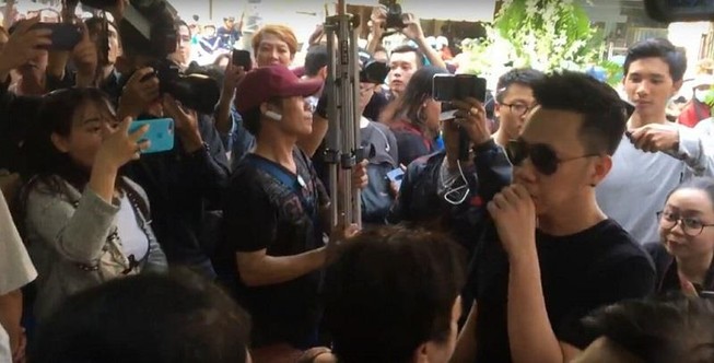 Khi đám tang nghệ sĩ trở thành nơi phô diễn, câu like