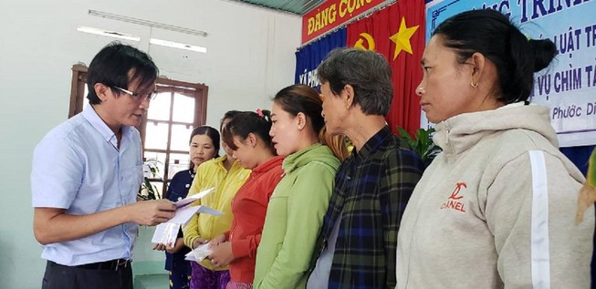 Trao 290 triệu đồng cho gia đình các ngư dân bị chìm tàu