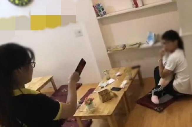 Từ bao giờ 'chuyện ấy' được mang ra nơi công cộng!?