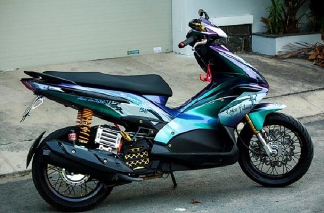 Dán decal thay đổi màu xe có bị CSGT xử phạt?