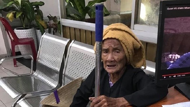 Cụ bà bị lạc tại bến xe, không nhớ đường về nhà