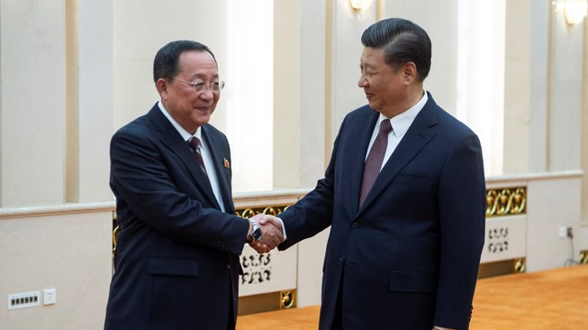 Ông Tập Cận Bình (phải) tiếp Ngoại trưởng Ri Yong-ho tại Bắc Kinh hôm 7-12. Ảnh: REUTERS