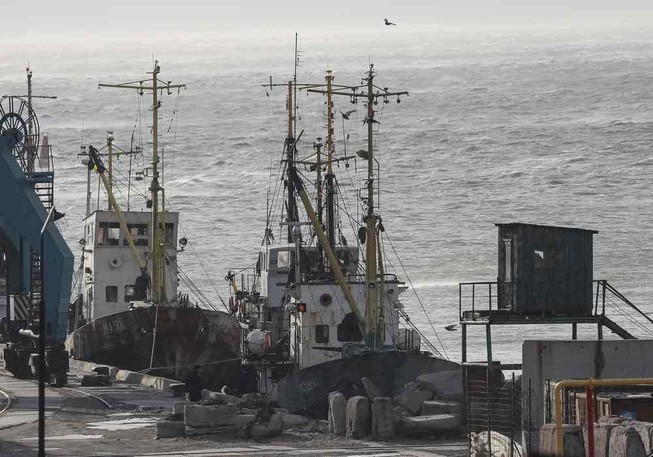 Tàu tại cảng Berdyansk của Ukraine trên Biển Azov. Ảnh: REUTERS