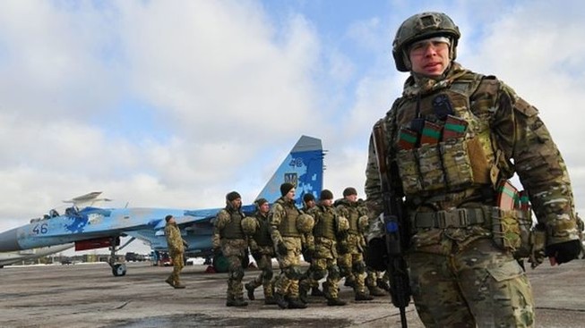 Ukraine dỡ bỏ thiết quân luật dù vẫn căng thẳng với Nga