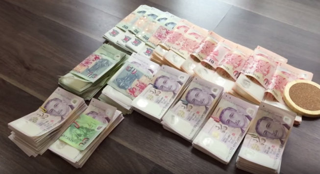 Người Việt bị phạt vì mang tiền vào Singapore không khai báo