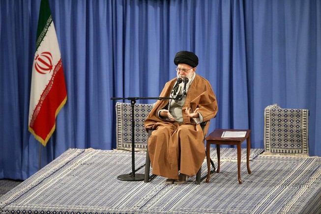 Đại giáo chủ Khamenei: Mỹ cứ cấm, Iran sẽ tùy ý bán dầu!