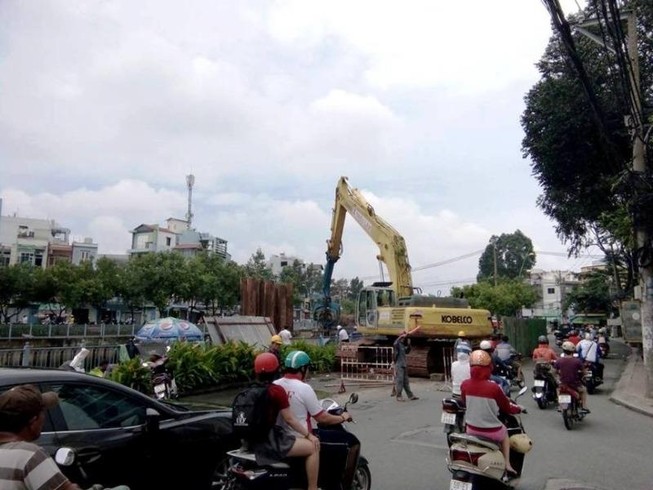 Nhà thầu Trung Quốc bắt đầu chống sụp đường Trường Sa