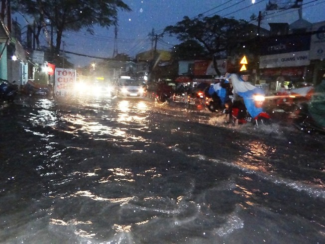 Mưa bất thường, Sài Gòn mùng 6 tết ngập nặng