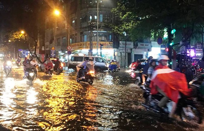 Bão không vào, trung tâm Sài Gòn bất ngờ bị ngập