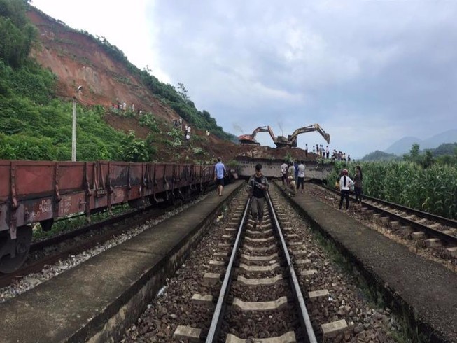 Vụ lở núi đè lên 7 toa tàu: Dừng chạy tàu