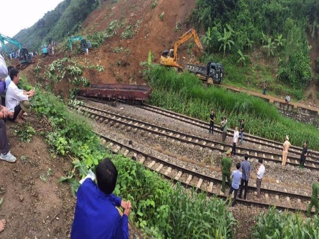Lở núi, đất đá vùi 7 toa tàu