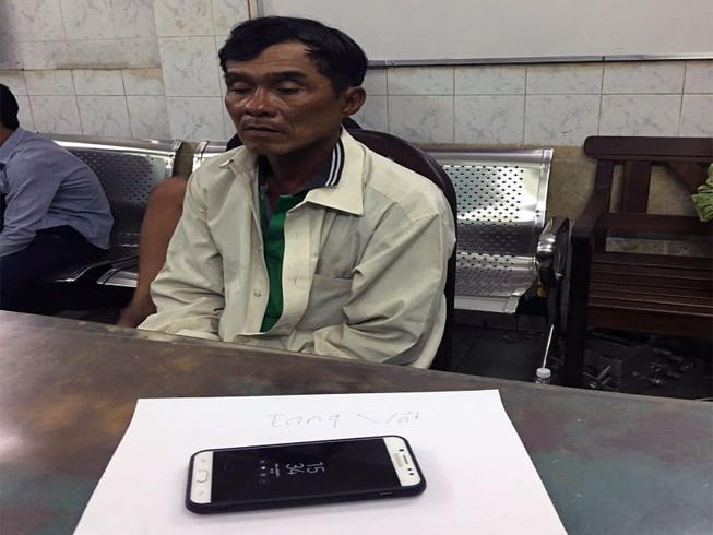 Grab đòi khởi kiện nghi phạm giật điện thoại du khách