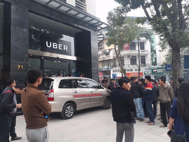 Tài xế Grab, Uber kêu gọi tắt app, đòi giảm chiết khấu