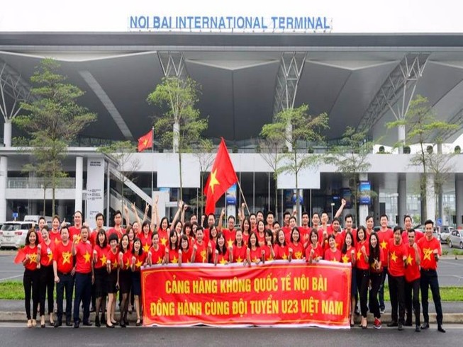 Sân bay Nội Bài nhuộm cờ đỏ sao vàng tiếp lửa U-23