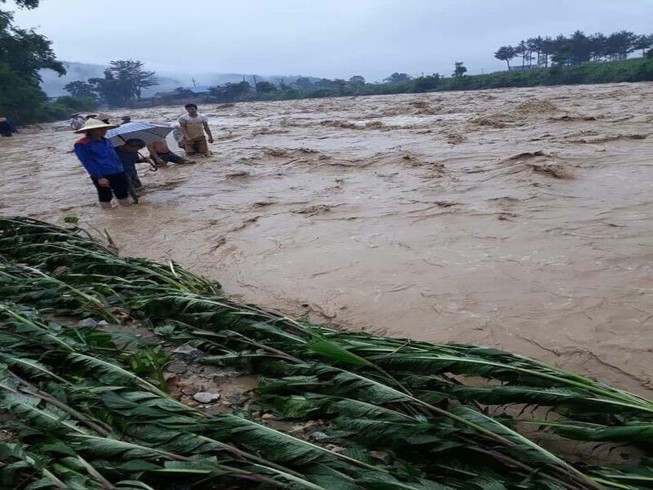 Nhiều học sinh không đến được điểm thi vì mưa lũ
