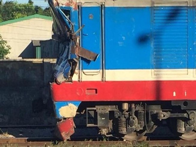 Tàu hỏa đâm trực diện xe bồn, 4 người bị thương
