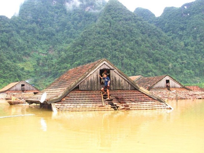 Số người chết do mưa lũ tăng lên 34 người