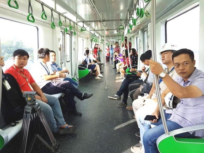 Tàu Cát Linh chạy thử, dân không được vào xem