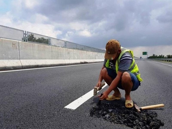 Tổng giám đốc VEC: Đang xác định nguyên nhân ổ gà, bong tróc