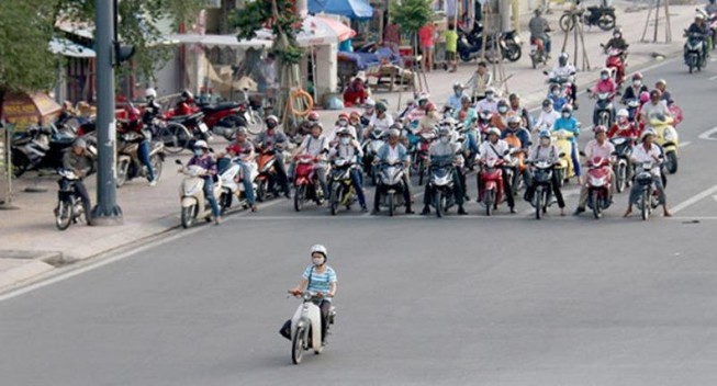 Sửa quy định xử phạt xe vượt đèn vàng
