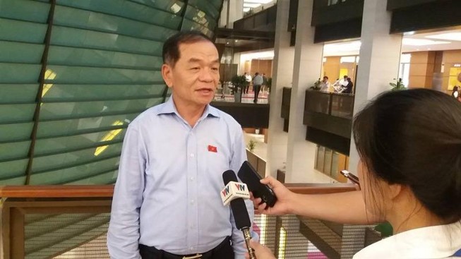 Tù tại nhà: Tâm lý của con thế nào nếu nhìn cha trong lồng sắt