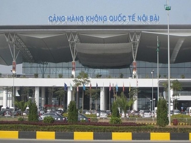 Khống chế 2 thanh niên đòi đánh tiếp viên hàng không