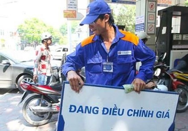 Sốc: Giá xăng giảm kỷ lục hơn 1.500 đồng/lít